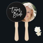 Bewerkbare achtergrond Wit Borstel Script Team Bri Handwaaier<br><div class="desc">Laat gasten op uw trouwdouche, verlovingsfeest of bruiloft koel blijven met deze handventilator met "Team Bride" in trendy chique penseelscript in wit tegen een bewerkbare achtergrondkleur (klik aanpassen om de achtergrond van zwart naar een kleur naar keuze te veranderen). Op de achterkant kun je de foto van de bruid toevoegen....</div>
