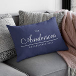 Bewerkbare achtergrondkleur Vastgestelde familiena Kussen<br><div class="desc">Dit veelzijdige familienaamkussen met bewerkbare voor- en achterachtergrondkleur heeft uw familienaam in een elegant cursief lettertype en onder een dunne lijn, staat wanneer uw familie is opgericht. Verander de kleur van dit kussen en maak het geschikt voor uw kleurschema van het interieur. Personaliseer het door de plaatsaanduidingstekst te vervangen. Klik...</div>