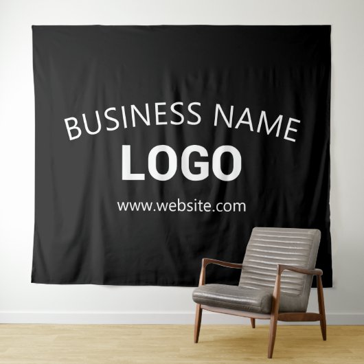 Bewerkbare bedrijfsnaam, website en geüpload logo wandkleed (In Situ (horizontaal))