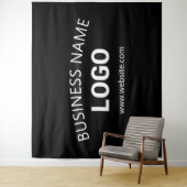 Bewerkbare bedrijfsnaam, website en geüpload logo wandkleed (In situ)