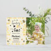 Bewerkbare Bee Verjaardag Foto Uitnodiging (Staand voorkant)