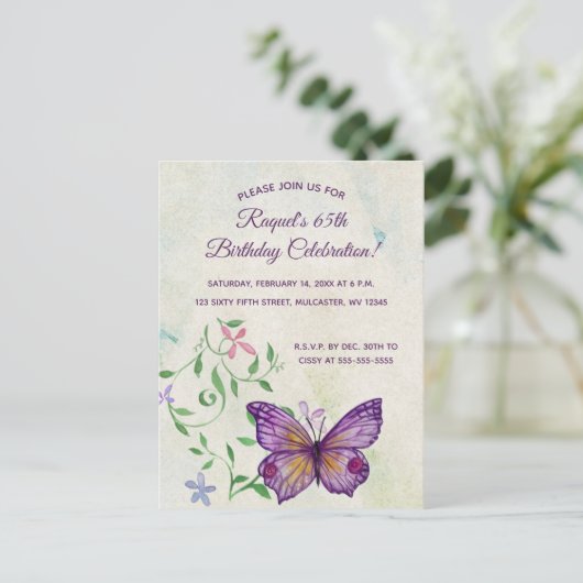 Bewerkbare bloemen en Paarse vlinderverjaardag Uitnodiging Briefkaart (Staand voorkant)