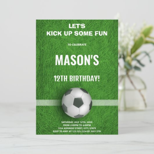 Bewerkbare Boys Sports Party Kaart met Field & Bal (Staand voorkant)