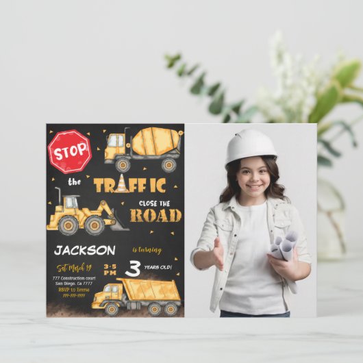 Bewerkbare constructie Verjaardag Foto uitnodiging (Staand voorkant)