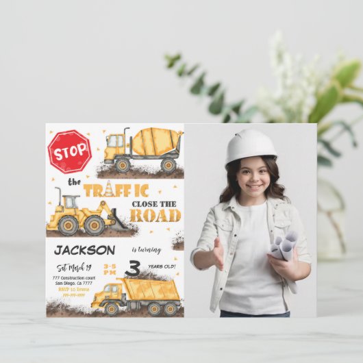 Bewerkbare constructie Verjaardag Foto uitnodiging (Staand voorkant)