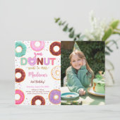 Bewerkbare donut verjaardagsfeestfoto kaart (Staand voorkant)