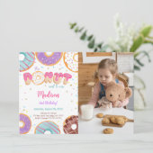 Bewerkbare donut verjaardagsfeestfoto kaart (Staand voorkant)