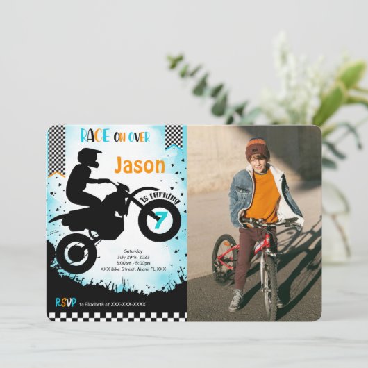 Bewerkbare fiets verjaardagsfoto uitnodiging (Staand voorkant)