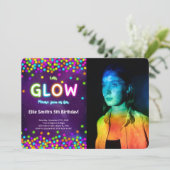 Bewerkbare Glow Verjaardagsfoto Uitnodiging (Staand voorkant)