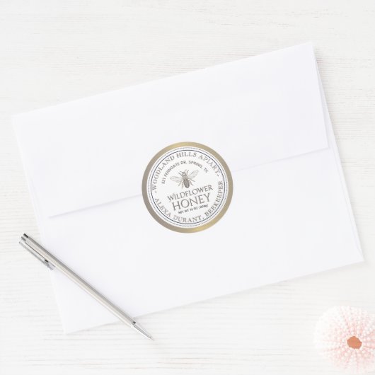 Bewerkbare Honey Jar Bee Wildflower Honey Gold Lab Ronde Sticker (Envelop)