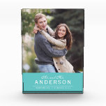 BEWERKBARE KLEUR Cursieve heer en mevrouw Familief Fotoblokken<br><div class="desc">Deze Cursieve heer en mevrouw Familienaam Fotoblok met bewerkbare achtergrondkleur (om de knop aan te passen te wijzigen) is voorzien van "meneer en mevrouw" in cursief lettertype, familienaam, en onder een dunne lijn, vermeld de titel voor uw foto, zoals wanneer uw gezin werd opgericht of toen de foto werd genomen....</div>