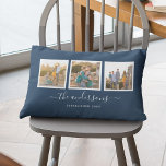 Bewerkbare kleurnaam Kalligrafie Fotocollage Kussen<br><div class="desc">Kussen met 3 vierkante foto's met een witte rand eromheen naast elkaar aan de voor- en achterkant, waardoor het in totaal 6 foto's zijn die u kunt vervangen door uw eigen foto's tegen een bewerkbare achtergrondkleur (klik op "aanpassen" om de achtergrondkleur te wijzigen). U kunt ook uw familienaam toevoegen in...</div>