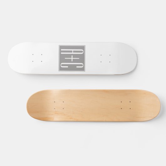 Bewerkbare Koppels Initialen | Wit & Grijs Persoonlijk Skateboard (Horizontaal)
