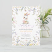 Bewerkbare lente konijn baby shower meisje kaart (Staand voorkant)