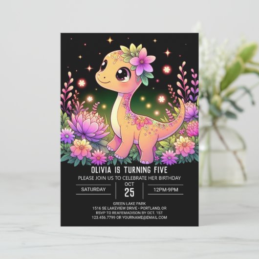 Bewerkbare meisje dinosaurus digitale verjaardag kaart (Staand voorkant)