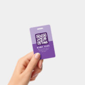 Bewerkbare moderne QR-code Sjabloon | Paars Badge (Handheld)