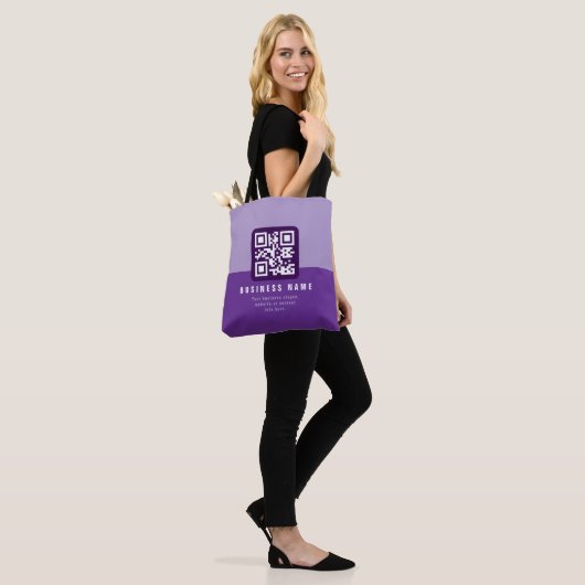 Bewerkbare moderne QR-code Sjabloon | Paars Tote Bag (Op model)