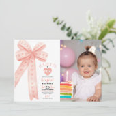 Bewerkbare Peach Bow First Girl Verjaardagsfoto Kaart (Staand voorkant)