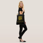Bewerkbare QR-code & tekst sjabloon | Zwart & Goud Tote Bag (Op model)