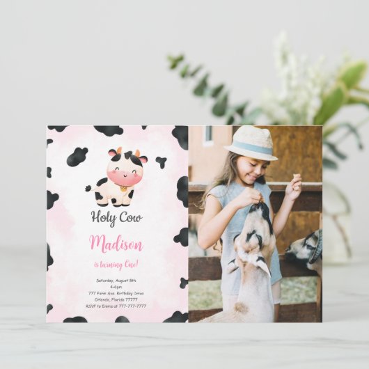 Bewerkbare Schattigee Koe Verjaardagsfotouitnodigi Kaart (Staand voorkant)