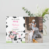 Bewerkbare Schattigee Koe Verjaardagsfotouitnodigi Kaart (Staand voorkant)