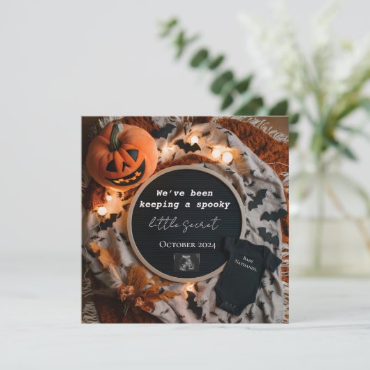 Bewerkbare spookachtige Halloween zwangerschapsaan Kaart (Staand voorkant)