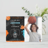 Bewerkbare verjaardagsfoto uitnodiging basketbal (Staand voorkant)