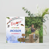 Bewerkbare visvangst verjaardagsfoto uitnodiging (Staand voorkant)
