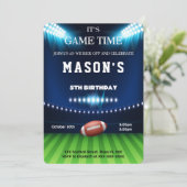 Bewerkbare voetbal verjaardagsuitnodiging kaart (Staand voorkant)