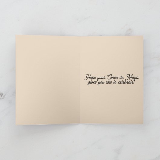 Bewerkbare Vrouw Met Pet en Bloemen Cinco de Mayo Kaart (Binnen)