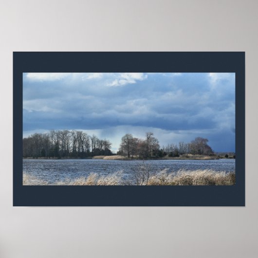 bewolkt Poster van het waterlandschap (Voorkant)