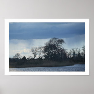 bewolkt Poster van het waterlandschap