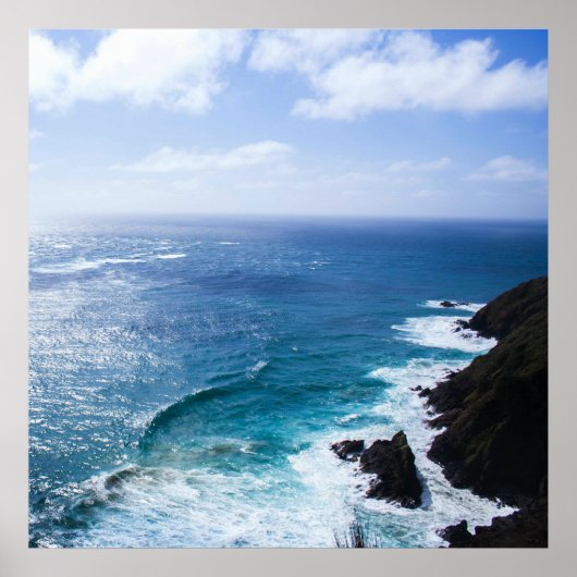 Bewolkt Zomer Zeegezicht met Cliff Poster (Voorkant)