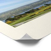 Bewolkte akker bij meer poster (Hoek)
