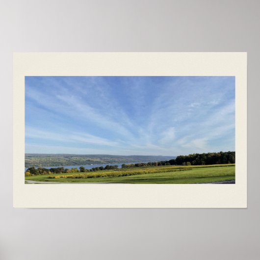 Bewolkte akker bij meer poster (Voorkant)
