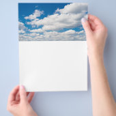 Bewolkte blauwe hemel flyer (Hand)