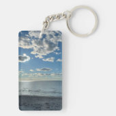 Bewolkte Blauwe Lucht Lege Strand  Sleutelhanger (achterkant)