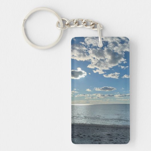 Bewolkte Blauwe Lucht Lege Strand  Sleutelhanger (Voorkant)