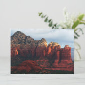 Bewolkte Coffee Pot Rock in Sedona Arizona (Staand voorkant)