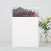 Bewolkte Coffee Pot Rock in Sedona Arizona Briefpapier (Staand voorkant)