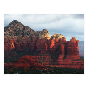 Bewolkte Coffee Pot Rock in Sedona Arizona Foto Afdruk