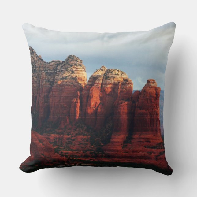 Bewolkte Coffee Pot Rock in Sedona Arizona Kussen (Voorkant)