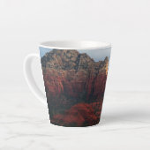 Bewolkte Coffee Pot Rock in Sedona Arizona Latte Mok (Linkerhoek)