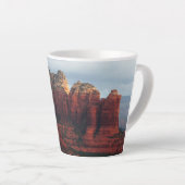 Bewolkte Coffee Pot Rock in Sedona Arizona Latte Mok (Rechterhoek)