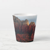 Bewolkte Coffee Pot Rock in Sedona Arizona Latte Mok (Voorkant)