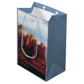 Bewolkte Coffee Pot Rock in Sedona Arizona Medium Cadeauzakje (Voorkant Gekanteld)
