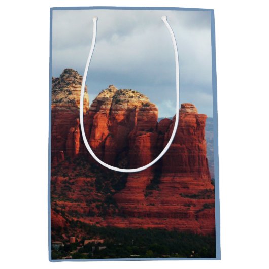 Bewolkte Coffee Pot Rock in Sedona Arizona Medium Cadeauzakje (Voorkant)