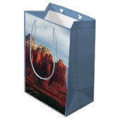Bewolkte Coffee Pot Rock in Sedona Arizona Medium Cadeauzakje (Achterkant Gekanteld)