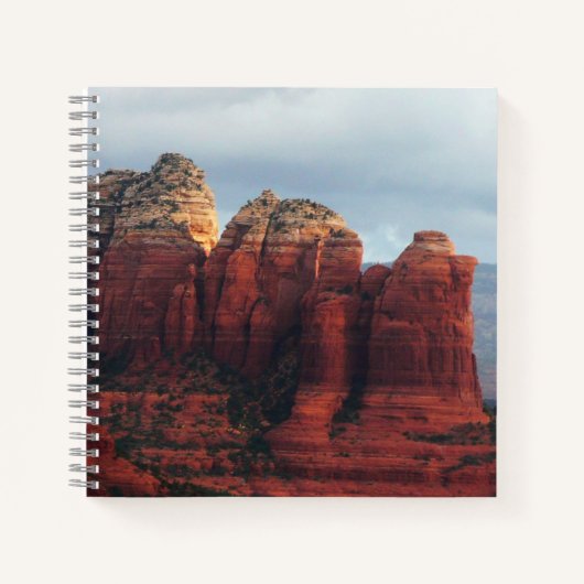 Bewolkte Coffee Pot Rock in Sedona Arizona Notitieboek (Voorkant)