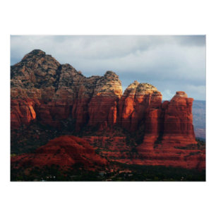 Bewolkte Coffee Pot Rock in Sedona Arizona Perfect Poster
